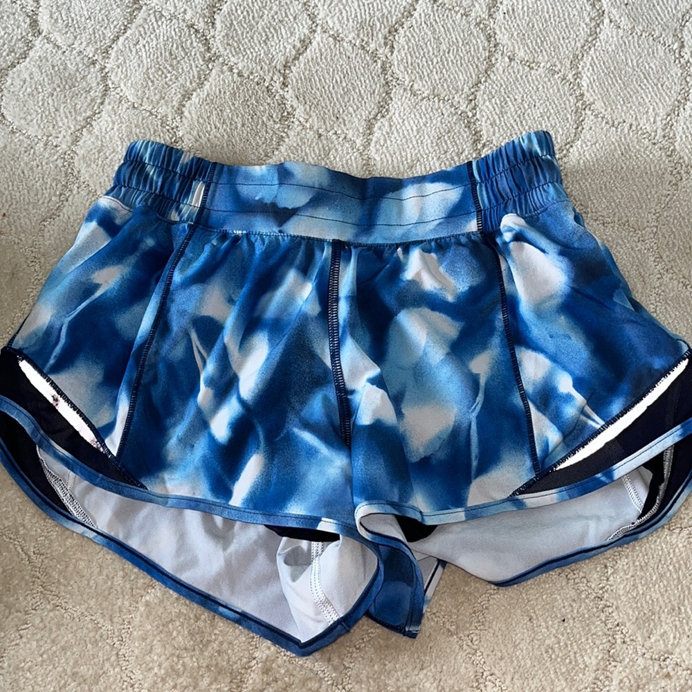 Lululemon Hotty Hot low rise 2.5” blue shorts size 6